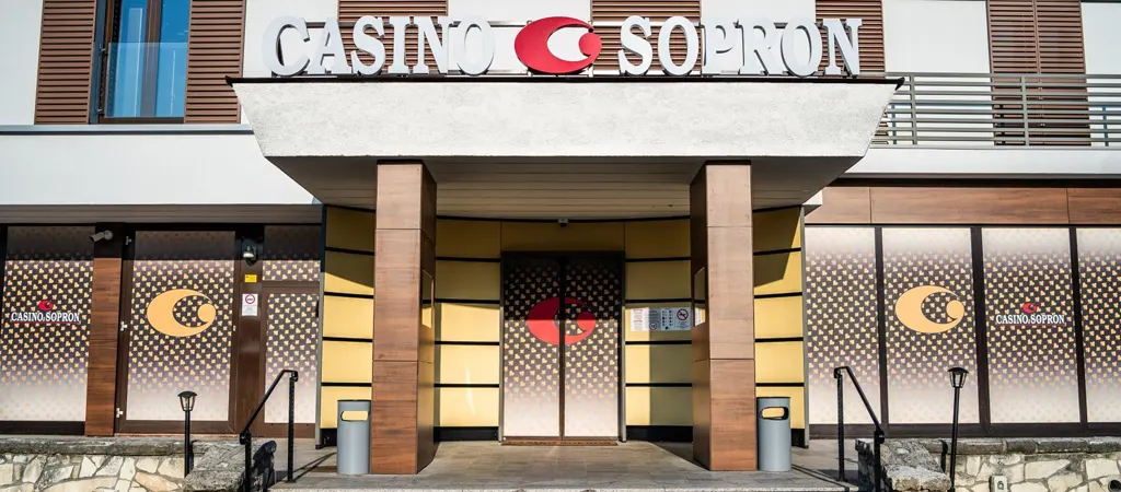 Földi kaszinó Magyarország nyugati határán, Casino Sopron bejárata külső nézetből.