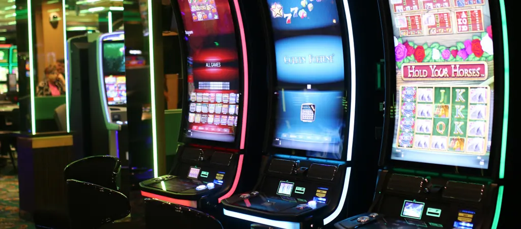 Földi kaszinó Magyarország városában, Casino Tropicana Miskolc játékgépei színes megvilágításban.