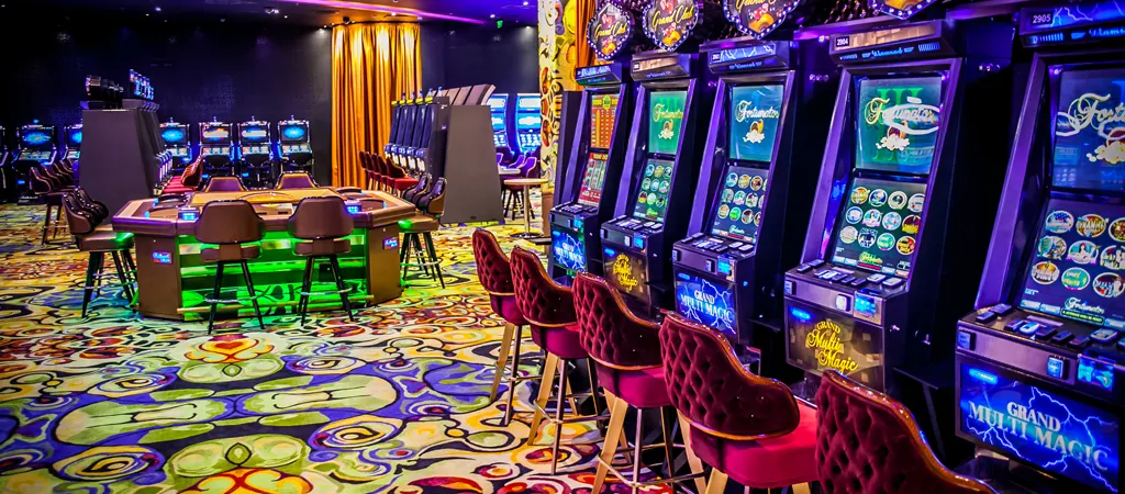 Földi kaszinó Magyarország keleti részén, Grand Casino Debrecen modern és színes játékterme.