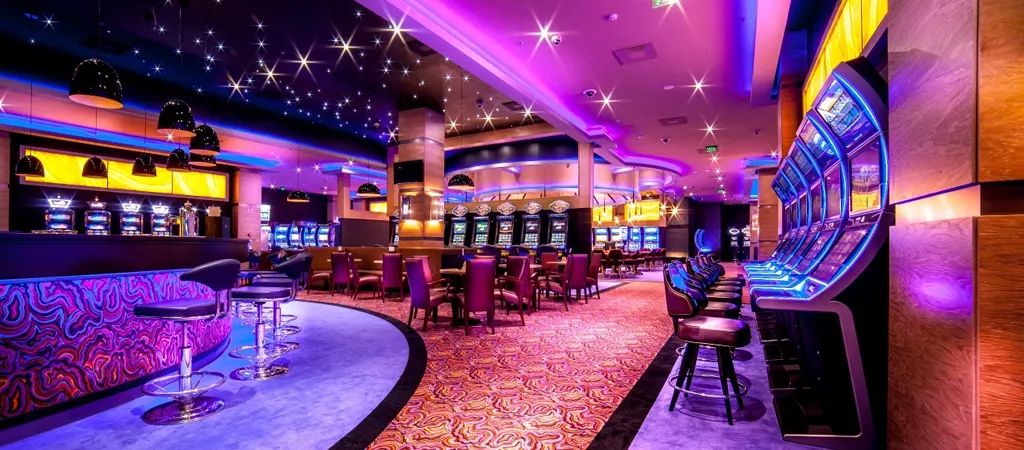 Földi kaszinó Magyarország területén, Onyx Casino Nyíregyháza belső tere modern nyerőgépekkel.