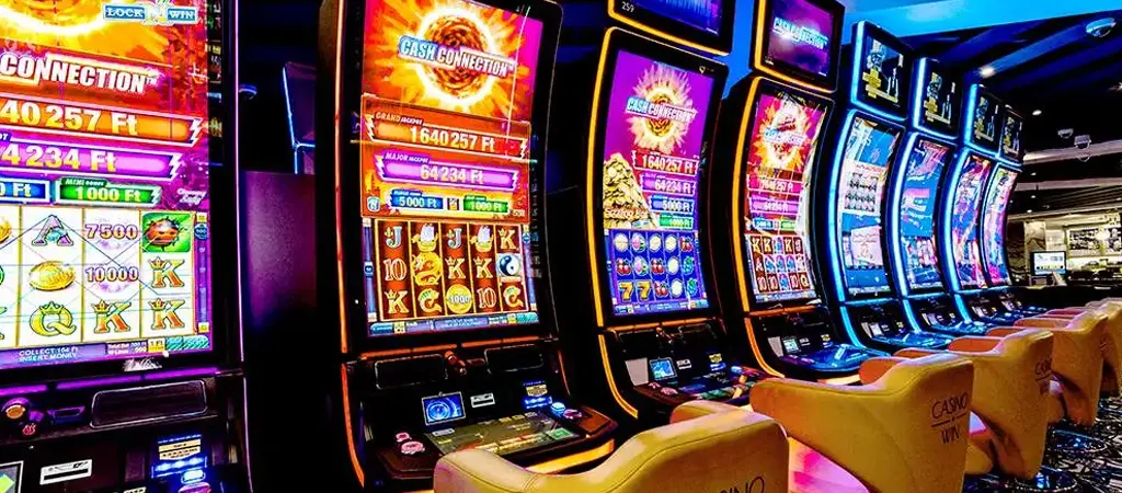 Földi kaszinó Magyarország egyik vidéki városában, Win Casino Pécs elegáns belső térrel és nyerőgépekkel.