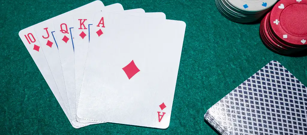 5 lapos póker kezek bemutatása lapkombinációval zöld asztalon