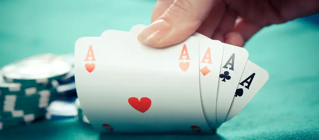 5 lapos póker nyerő póker kombináció a kézben