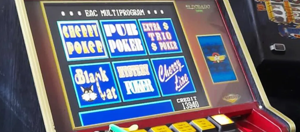 Régi EAC multiprogram nyerőgép kijelzője, Cherry Poker, Pub Poker és egyéb retro játékok választási lehetőségeivel