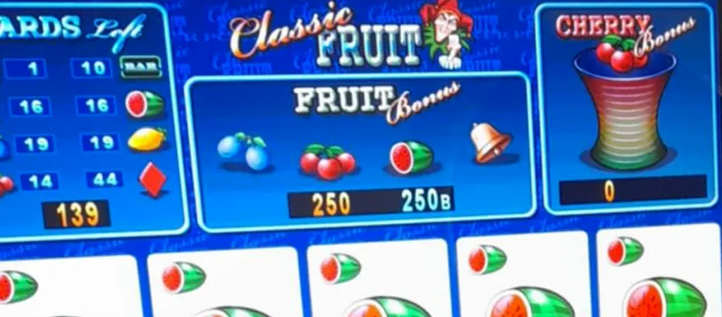 Fruit Poker retro nyerőgép képernyő, gyümölcs szimbólumokkal és bónuszokkal
