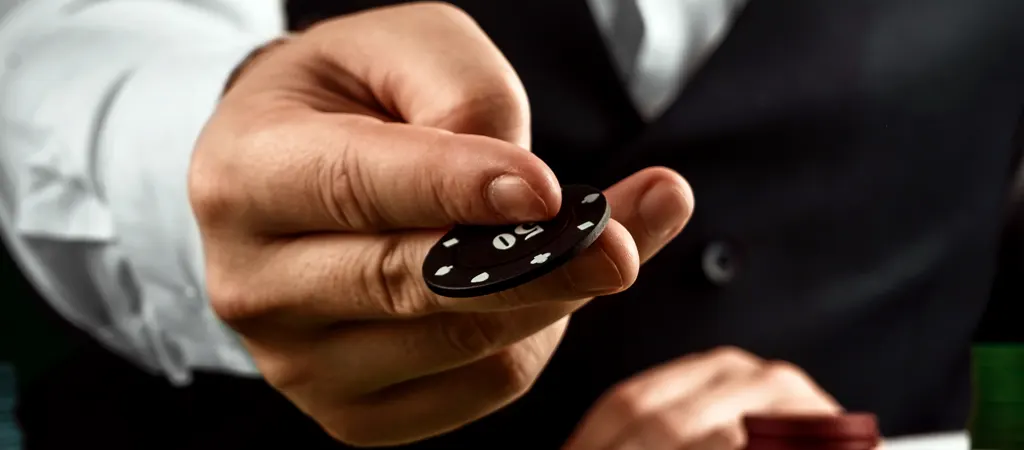 Krupié zsetont kínál, felelős játék és tudatos tétkezelés legális magyar online kaszinóban
