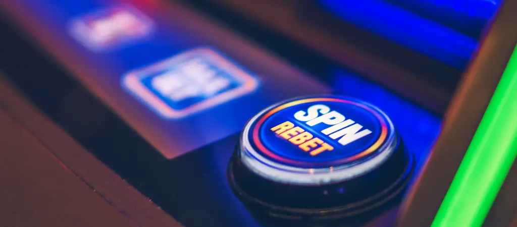 SPIN gomb közelről, ingyenes pörgetés bónusz legális magyar online kaszinóban