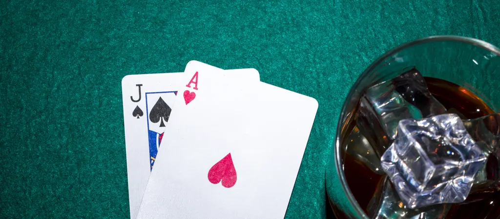 Blackjack lapok és ital az asztalon, a játék nyerési esélyei
