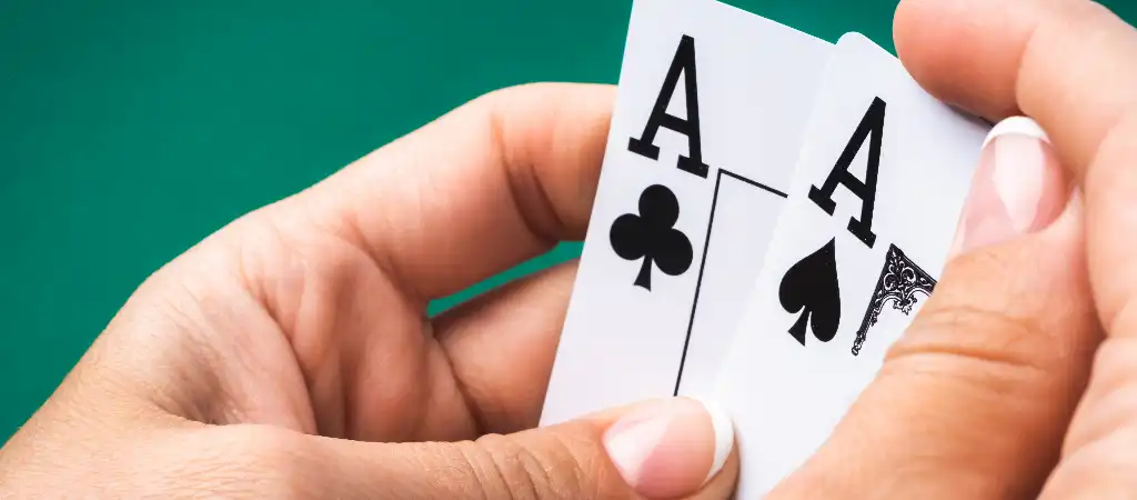 Texas Holdem póker játékmenet bemutatása, osztott lapok és játékos döntések illusztrációja