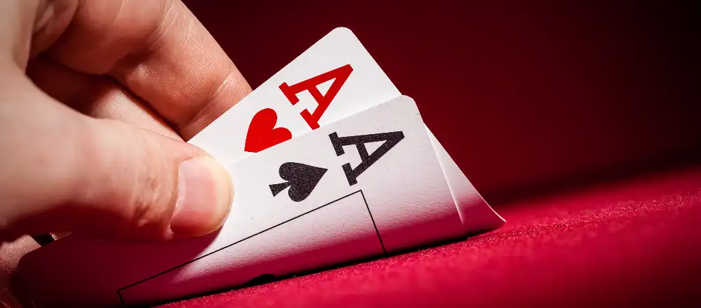 Texas Holdem póker kezdőknek, alapvető szabályok és játékmenet illusztrációja