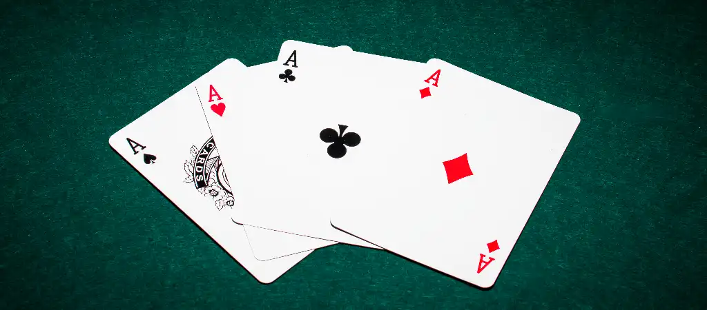 Texas Holdem póker kézranglista és nyerő kombinációk, a képen egy ász póker
