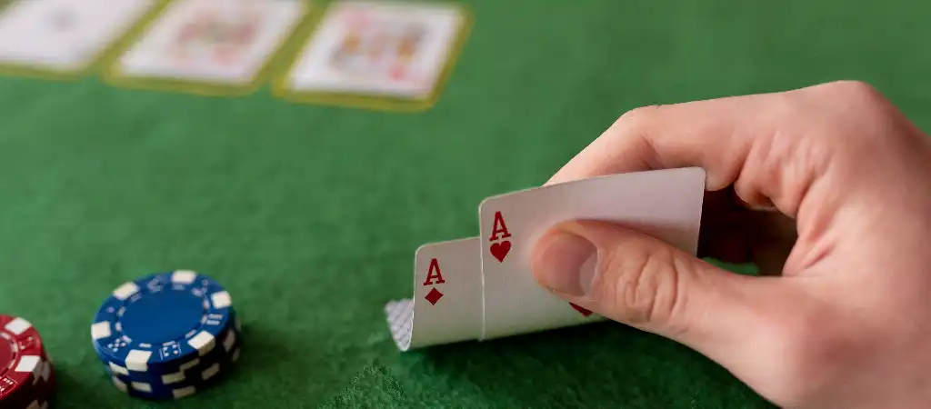 Texas Holdem póker stratégiák vizuális ábrázolása, erős kezdő kezekkel és zsetonokkal