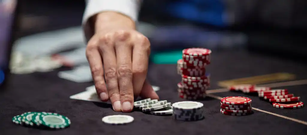 Texas Holdem póker tétek és licitálási szabályok bemutatása kaszinó zsetonokkal