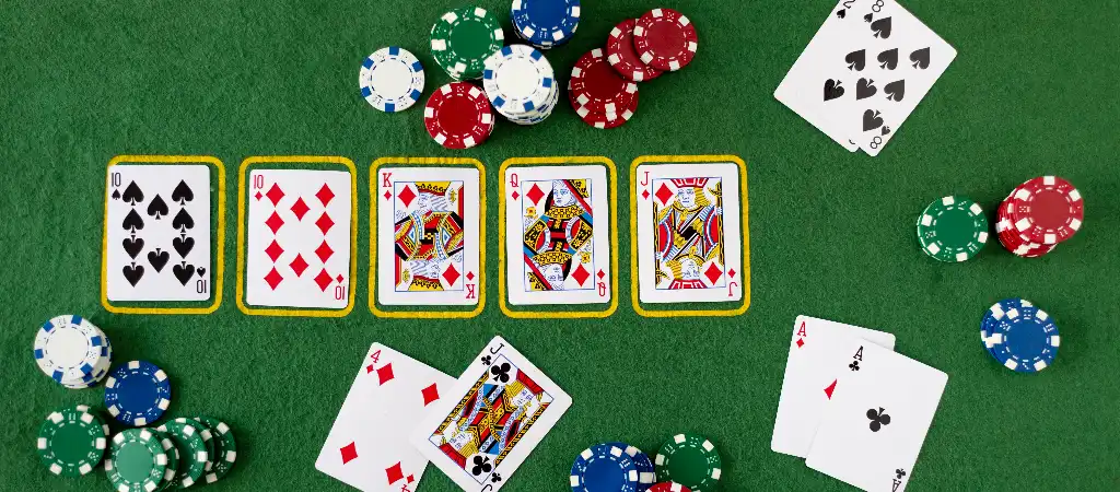 Texas Holdem póker szabályok és kezdőknek szóló útmutató zöld asztalon, zsetonokkal és kiosztott lapokkal