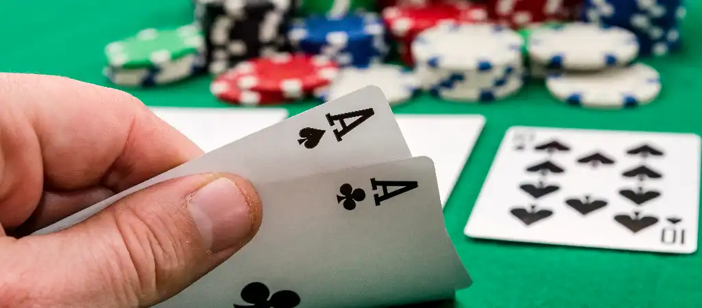 Texas Holdem póker kezdőknek szóló stratégiai útmutató, lapok és zsetonok illusztrációval