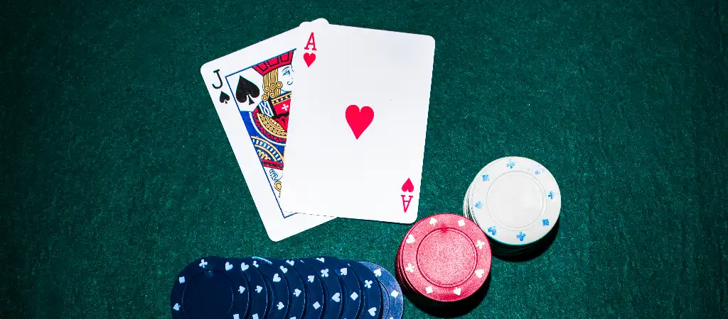 Blackjack szabályok és nyerési esélyek, ász és bubi kombináció, amely a legerősebb kéz a játékban.