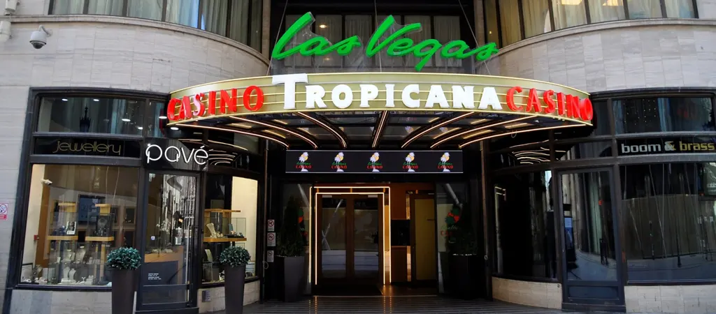 Las Vegas Casino Tropicana, ikonikus budapesti földi kaszinó a belvárosban, látványos enteriőrrel és nemzetközi hangulattal