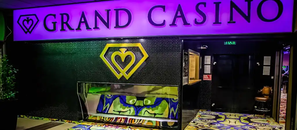 Casino Debrecen, földi kaszinó Magyarországon, Grand Casino bejárata és a kaszinó logója