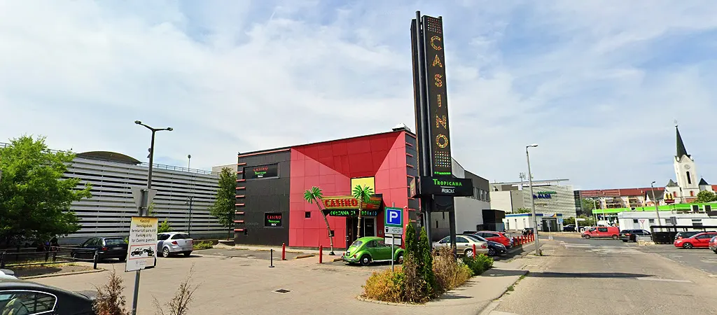 Casino Tropicana Miskolc földi kaszinó bejárata Magyarországon, parkolóval és kaszinó felirattal