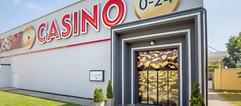 Casino Win Győr, 0–24 óráig nyitva tartó földi kaszinó Magyarországon, modern épület és hívogató bejárat Győr városában