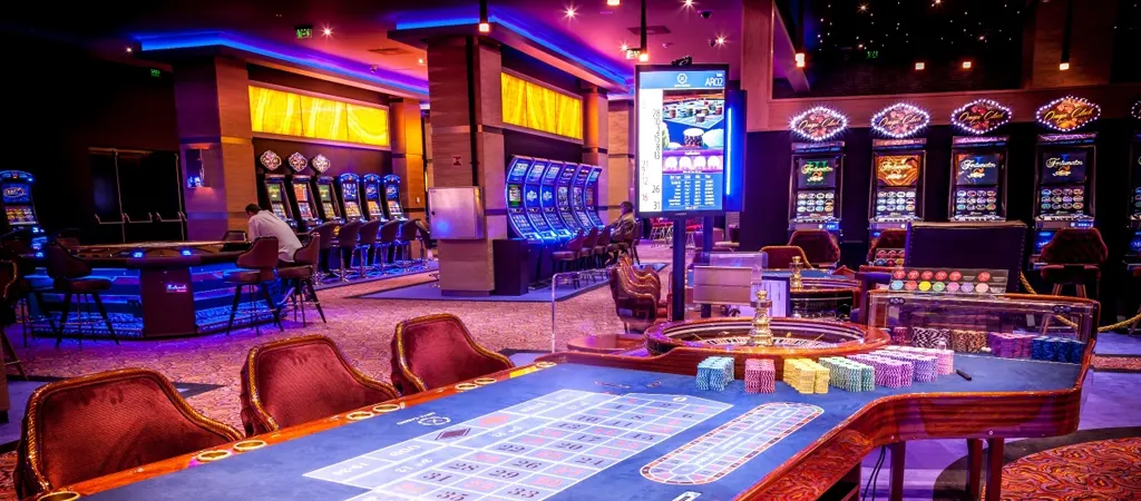 Onyx Casino Nyíregyháza földi kaszinó Magyarországon, rulettasztallal és nyerőgépekkel a játékteremben