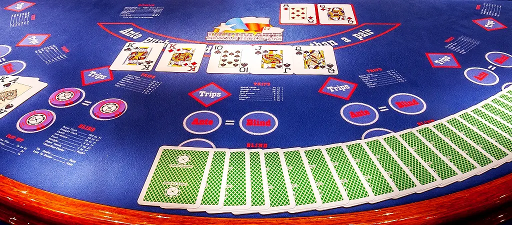 Ultimate Texas Holdem Poker asztal felépítése, osztott lapok, közös lapok és téthelyek kaszinó környezetben