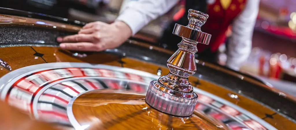 Forg&oacute; rulettker&eacute;k a kaszin&oacute;ban, amely vizu&aacute;lisan kapcsol&oacute;dik a n&eacute;pszerű rulett strat&eacute;gi&aacute;k bemutat&aacute;s&aacute;hoz